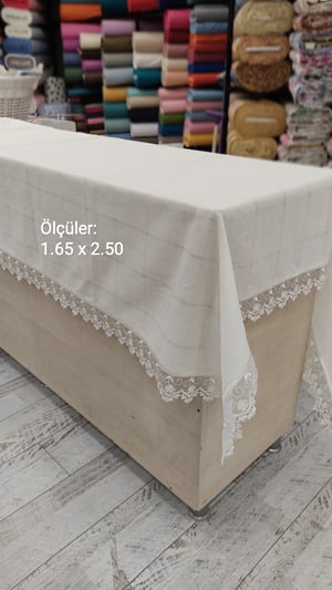 Kenarı Dantel Detaylı Kendinden Kareli Linen Kumaş Masa Örtüsü