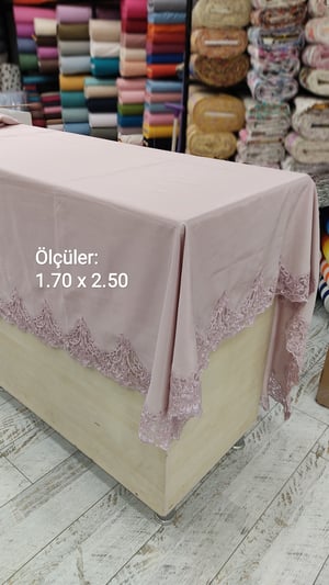 Lila Fransız Güpür Detaylı Dertsiz Kumaş Masa Örtüsü