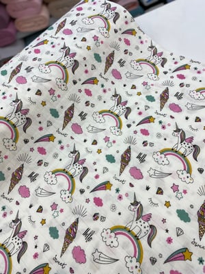 Pembe Gökkuşağı Ve Unicorn Desenli Müslin Bezi D91
