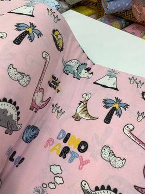 Pembe Zemin Dino Party Desenli Pazen