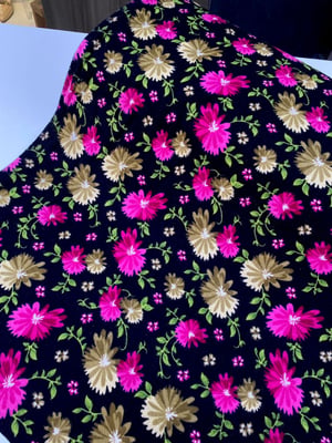 Siyah Zemin D76 Pembe Çiçek Desen Divitin Pazen