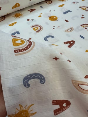Terakota Rengi Harfler Ve Gökkuşağı Desen Müslin D128