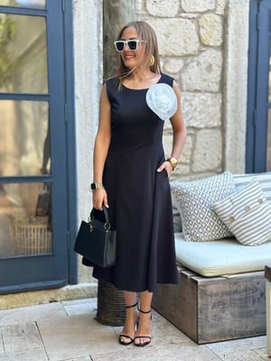 Beyaz Gül Broşlu Siyah Midi Boy Kolsuz Elbise