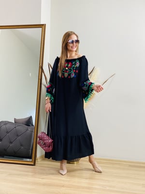 Madonna Yaka Nakış İşlemeli Siyah Elbise