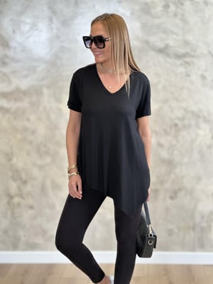 Asimetrik Lazer Kesim V Yaka Siyah Tshirt