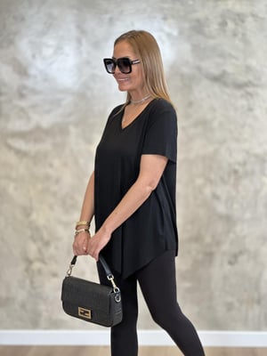 Asimetrik Lazer Kesim V Yaka Siyah Tshirt