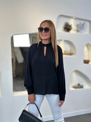 Boyun Detaylı Siyah Bluz
