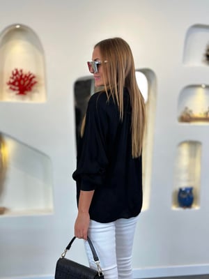 Boyun Detaylı Siyah Bluz