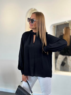 Boyun Detaylı Siyah Bluz