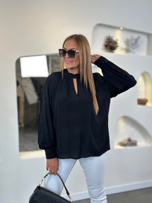 Boyun Detaylı Siyah Bluz