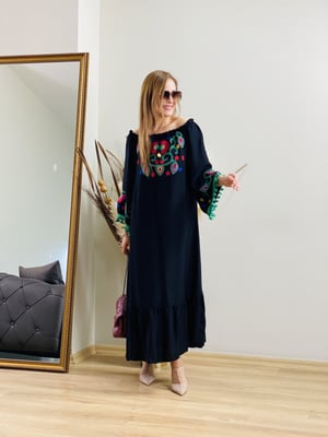 Madonna Yaka Nakış İşlemeli Siyah Elbise