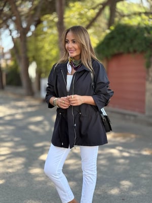 Siyah Bel Büzgülü Trenç Yağmurluk