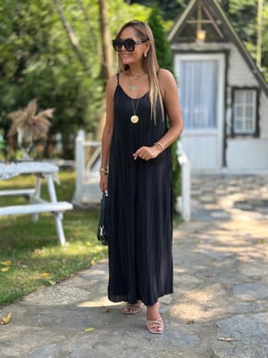 Siyah Piliseli İp Askılı Uzun Elbise