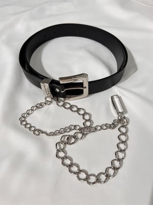 Zincir Detaylı Siyah Deri Kemer