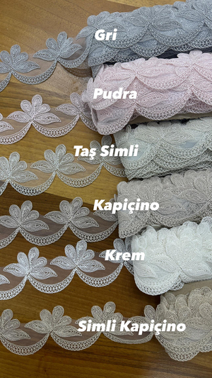 Çiçek Desen Aplik Detaylı D2600 Desen Fransız Güpürü (Metre İle) Krem