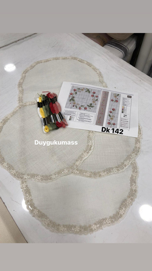 DK 142 Nolu Çiçekli Çelenk Desenli Şablon, İpler Dahil Fransız Güpür Detaylı Üçlü Oda Seti