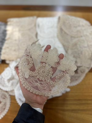 Sedefli Kapuçino Asansör Desen Aplik Detaylı D2500 Desen Fransız Güpürü (Metre İle)