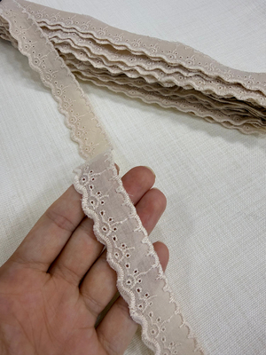 Desenli 073 Numaralı Fisto Güpür Top Kırık Beyaz