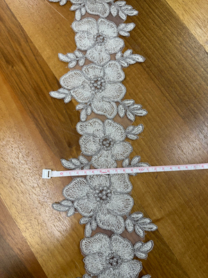 Gri Papatya Detaylı D1750 Desen Fransız Güpürü (1 top)