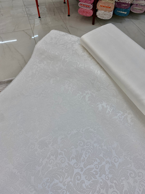 Kırık Beyaz Avangart Yaprak Desen Etuval İpek Şönil Pike Kumaş 