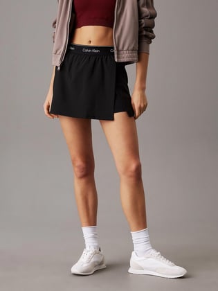 Calvin Klein Calvin Klein Kadın Calvin Klein Yazılı Yırtmaç Detaylı İç Bölüm Şort Siyah Etek 00GWS4T901-UB1