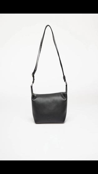 Calvin Klein Calvin Klein Kadın Fermuarlı Ayarlanabilir Omuz Askılı Ck Logo Kabartmalı Siyah Omuz Çantası LV04K3131G-UB1