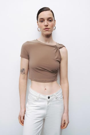 Nocturune Nocturune Kadın Yuvarlak Yaka Dar Kalıp Tek Omzu Açık Crop Kahverengi T-Shirt N25YN15201-KAHVE