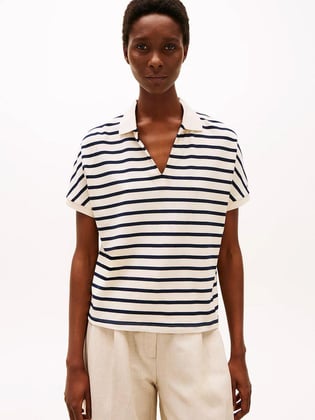 TOMMY HILFIGER Tommy Hilfiger Kadın V Yaka Kısa Kol Pamuklu Standart Boy Bej-Lacivert Polo Yaka T-Shirt WW0WW44512-0FC