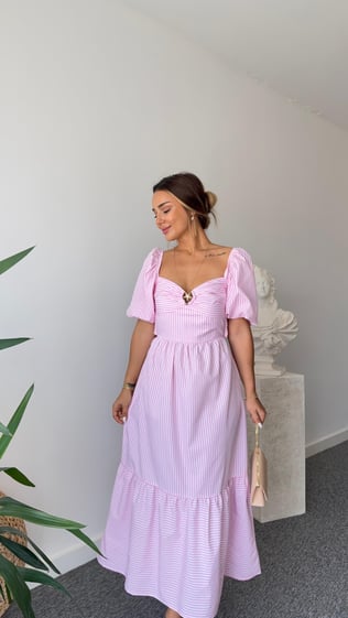 Pembe Broş Detaylı Çizgili Elbise 