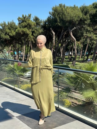 Önü ve Kollar Taş Pul İşlemeli Saten Takım Yeşil