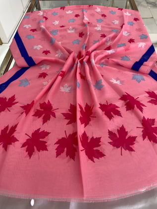 Pembe Zeminli Renkli Yaprak Desenli Şal