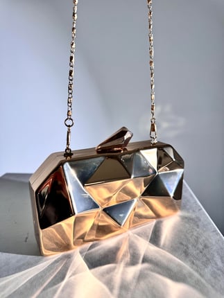 Gold Kaplamalı Asimetrik Clutch Çanta