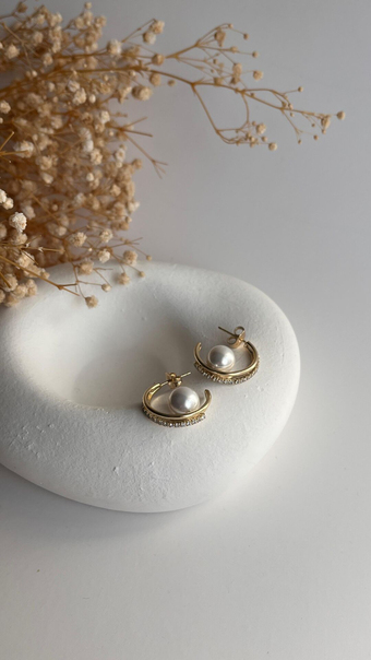 14K gold taşlı halkalı incili küpe