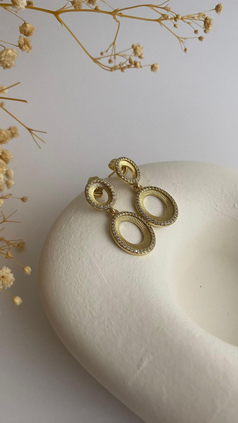 Gold elips sallantılı taşlı küpe