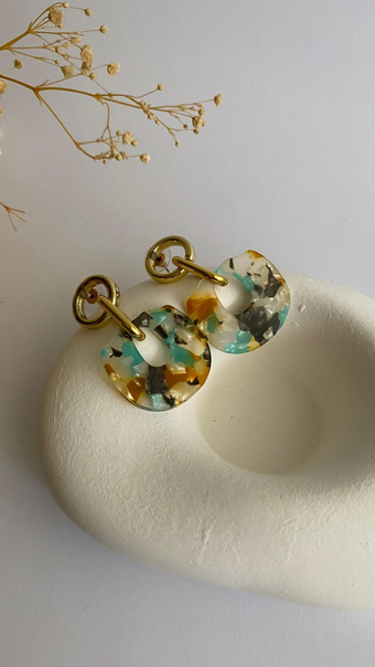 Renkli sallantılı gold halkalı küpe