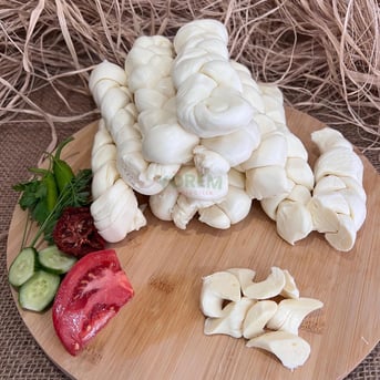 AZ TUZLU DİYARBAKIR ÖRGÜ PEYNİRİ 500 GRAM görseli.