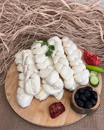 AZ TUZLU DİYARBAKIR ÖRGÜ PEYNİRİ 1 KG görseli.