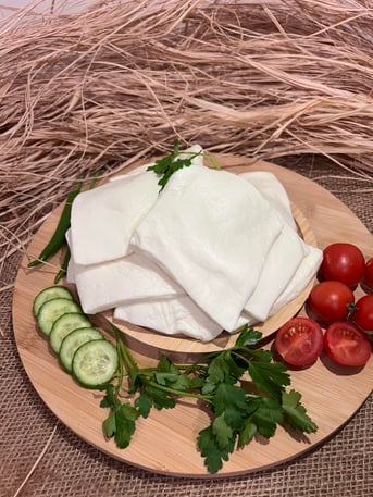 AZ TUZLU YAPRAK PEYNİR 1 KG görseli.