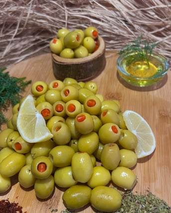 BİBERLİ ZEYTİN 1 KG görseli.