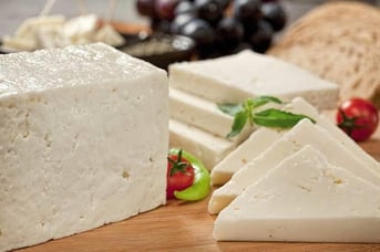 SÜZME BEYAZ PEYNİR 1 KG görseli.