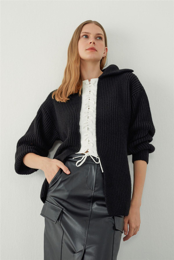 Polo neck low-cut knitted sweater