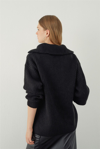 Polo neck low-cut knitted sweater