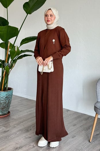 Brooch Detail Vest Knit Set in Dark Brown