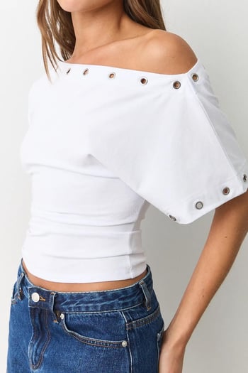 Beyaz Off Shoulder Metal Detaylı Kadın Bluz MG2671