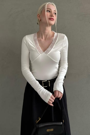 Beyaz V Yaka Dantelli Kadın Bluz MG2633