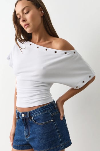 Beyaz Off Shoulder Metal Detaylı Kadın Bluz MG2671