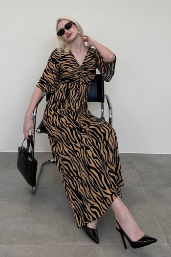 Kahverengi Zebra Desenli V Yaka Yarım Kollu Elbise MG2394