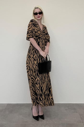 Kahverengi Zebra Desenli V Yaka Yarım Kollu Elbise MG2394