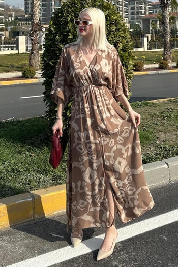 Kahverengi Desenli Yırtmaç Detaylı Uzun Elbise MG2322
