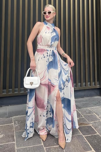 Pembe Halter Yaka Yırtmaç Detaylı Desenli Uzun Elbise MG2162